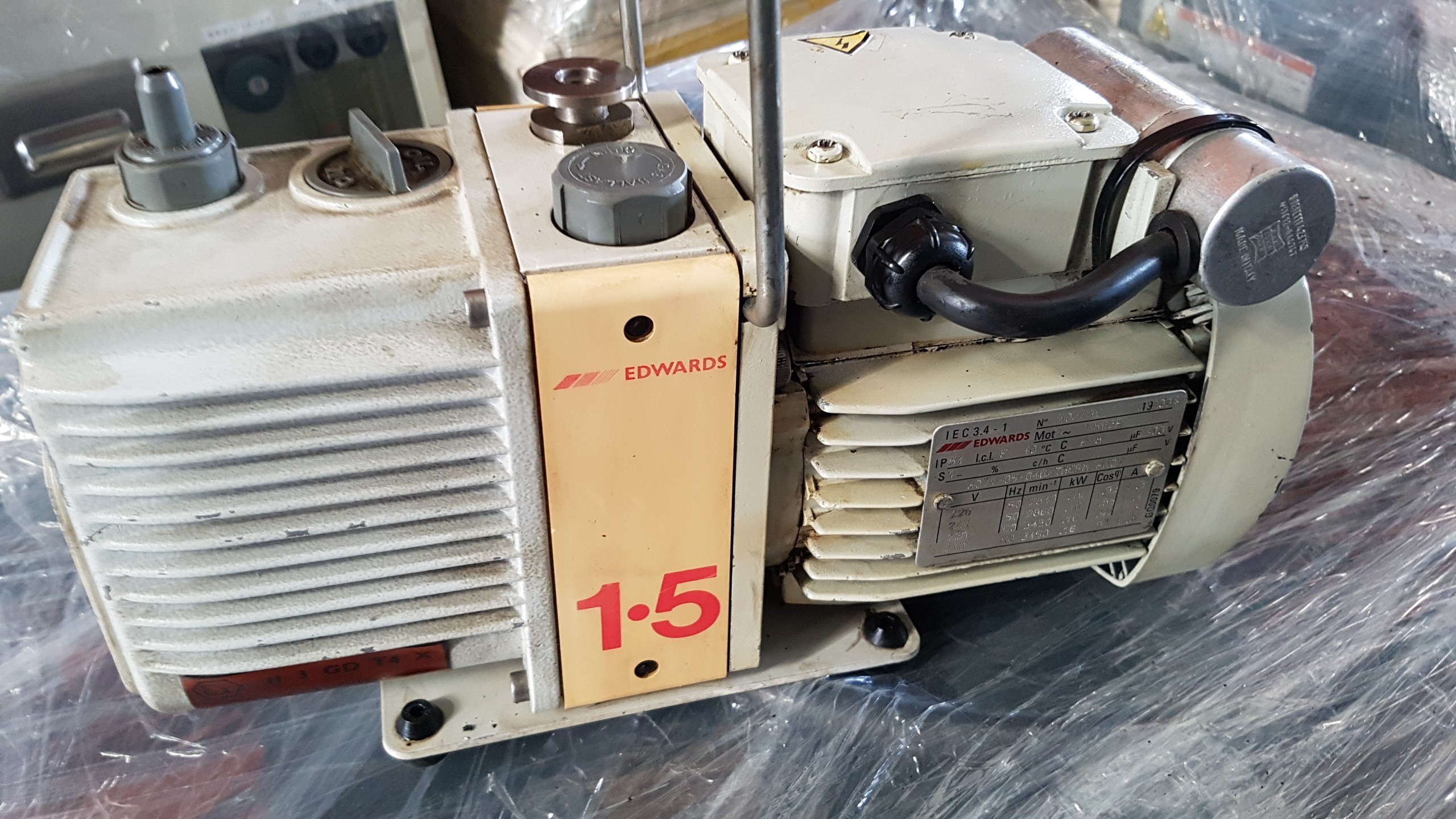 EDWARDS E2M-1.5 Rotary Pump image