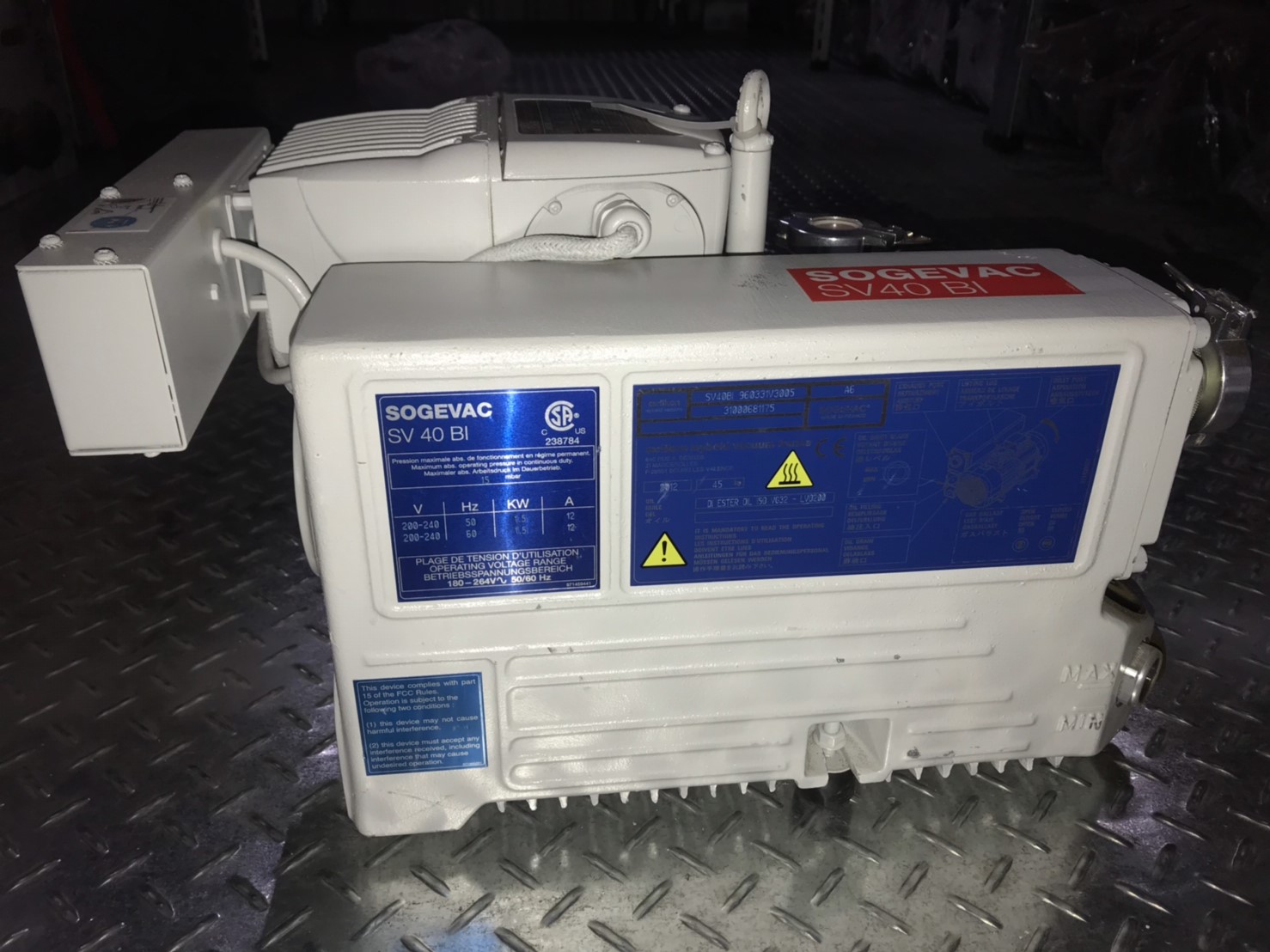 Leybold SV40 BI Vacuum Pump image