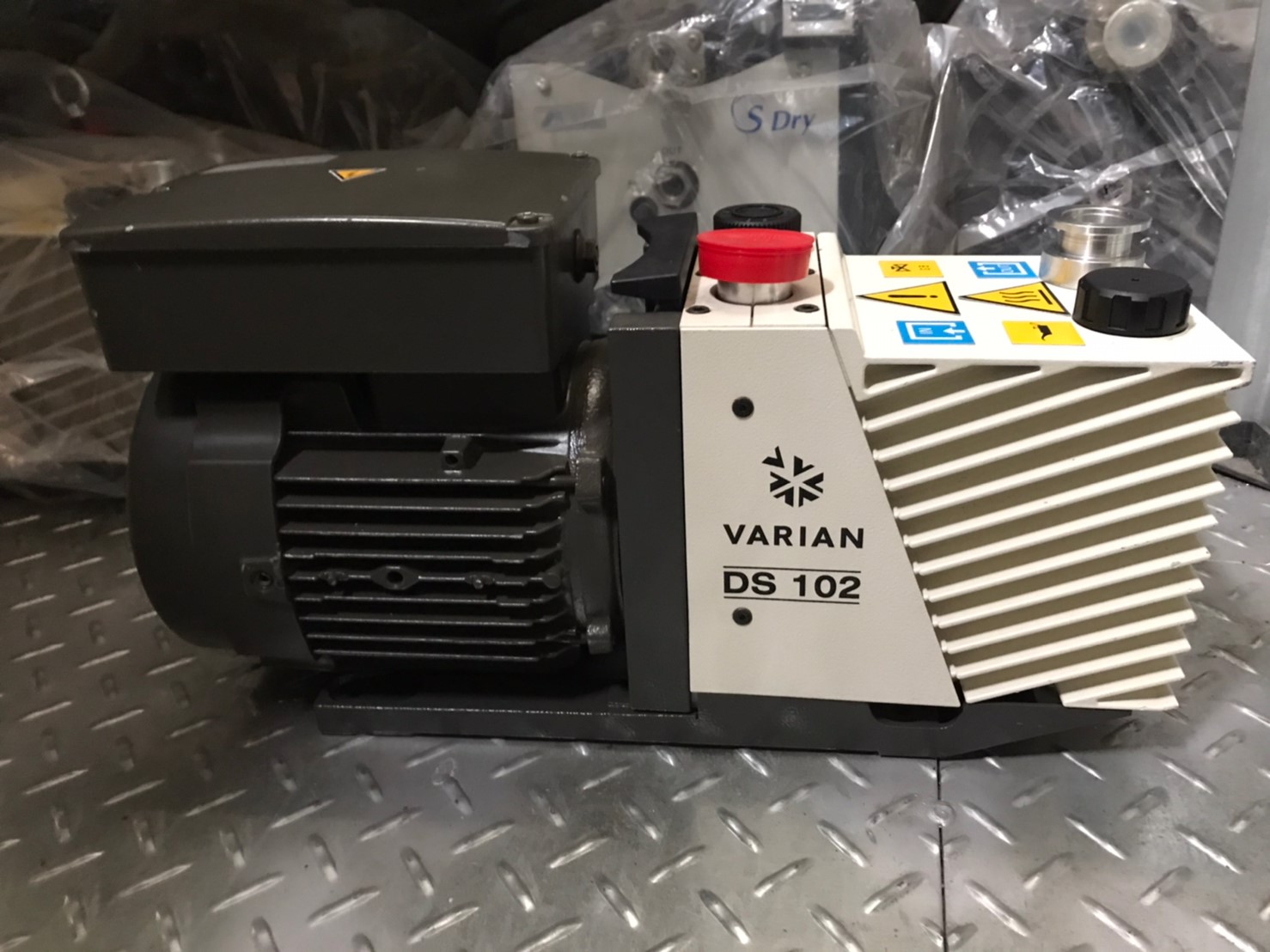 VARIAN DS 102 Vacuum Pump image